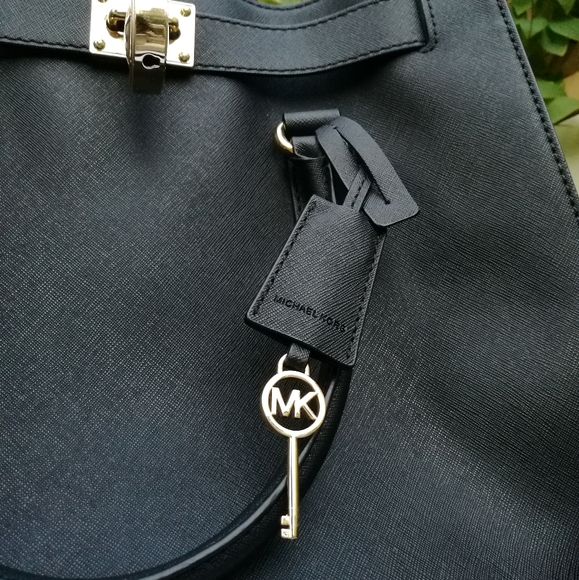 SOLD MK Large Hamilton Saffiano Leather Tote - Picture 4 of 16